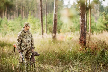 Papier Peint photo Lavable Chasser yang Hunter avec fusil et chien en forêt