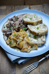 Semmelknödel, Sojagulasch und Kraut,  vegan 