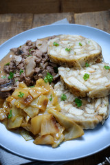 Semmelknödel, Sojagulasch und Kraut,  vegan 