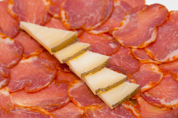 Lomo ibérico y queso de oveja.