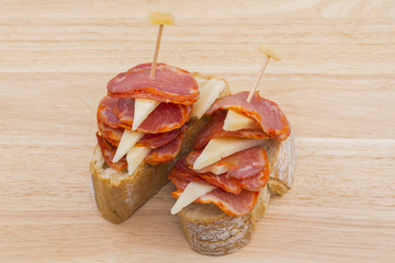 Pincho de lomo ibérico con queso.