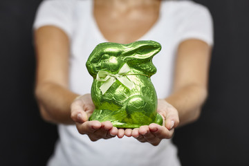 Schokoladen Hase in der Hand