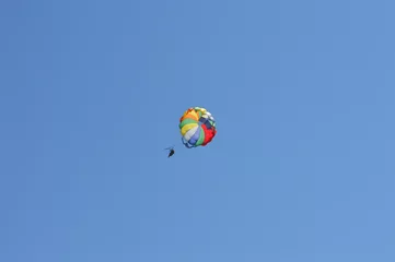 Tuinposter Parachute ascensionnel sur une plage de Galice © Mickletos