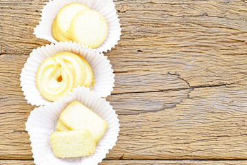 cookkie chocolate chip in white white paper packets on wooden table
