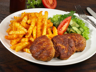Frikadellen mit Pommes Frites und Salat