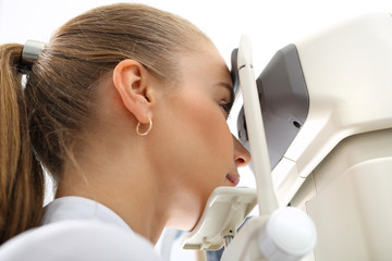 Pacjentka w klinice okulistycznej podczas komputerowego badania wady wzroku