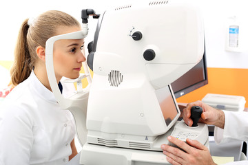 Lekarz okulista, komputerowe badanie wzroku - obrazy, fototapety, plakaty