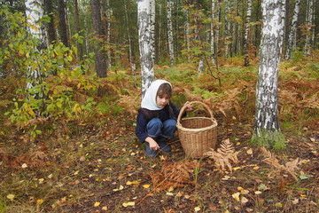 Девочка 6 лет в лесу с корзинкой для грибов © tar9