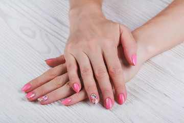 Naklejka premium Light pink nail art with printed flowers
