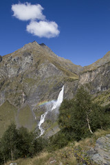 cascate con arcobaleno