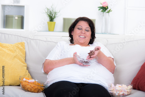 Fototapete übergewichtige Frau Mit Schokolade Auf Dem Sofa -  Fototapeten-Racle Fotodesign