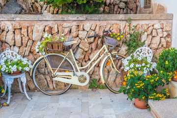 Fototapeta na wymiar Geschmücktes Fahrrad in Cala Figuera, Mallorca