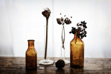 ドライフラワーとアンティークの小ビン