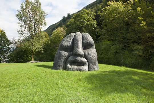 Skulptur "Ubinas" von Rolf Blättler in der Freizeitanlage bei Beckenried N, Nidwalden, Schweiz