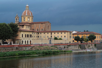 Fototapeta na wymiar San Frediano et l'Arno sous l'orage