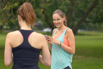 Junge Frau lächelt nach dem Training in die Kamera
