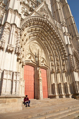 Étudiant sur le parvis de la cathédrale de Nantes