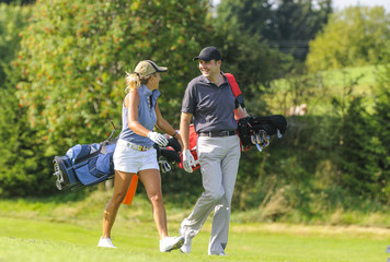 lockere Unterhaltung auf dem Golfplatz