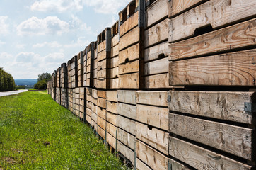 Wand aus Holzkisten für die Landwirtschaft