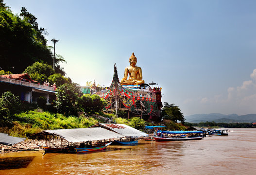 
Buda de oro en el río Mekong, Tailandia. Paisaje asiático, triángulo de oro. 