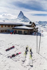 Papier Peint photo Cervin Ski equipment place on snow ground with the background of restaurant and Matterhorn