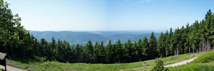 Der Thüringer Wald/Blick vom Rennsteig über die Höhen des Thüringer Waldes, sonniger Tag mit blauem Himmel, Panorama.