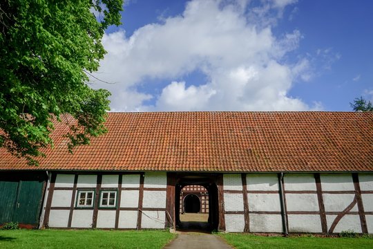 Alte Fachwerkscheune mit Eingangsdurchfahrt zum Innenhof, Artland