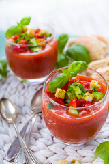 Frische Gazpacho mit Croutons