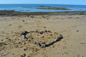 Coeur en caillou formé sur le sable de la plage