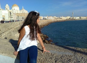 Niña mirando al mar