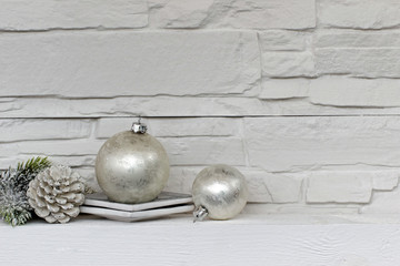 Weihnachtskugeln vor einer Wand