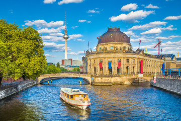 Fototapeta premium Berlin Museumsinsel z wieży telewizyjnej i rzeki Szprewy o zachodzie słońca, Niemcy
