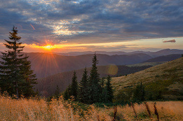 Obraz na płótnie Canvas Sunset in mountains