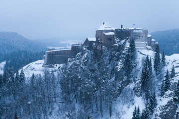Chateau dominant un paysage enneig&eacute;