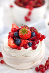  Pavlova meringue cake with fresh berries