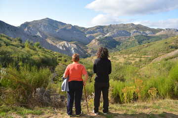 mujeres admirando las monta&ntilde;as de los Picos de Europa