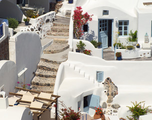 Fototapeta na wymiar Traditional architecture of Oia village on Santorini island, Gre