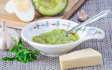 Avocado paste with egg, cheese and garlic