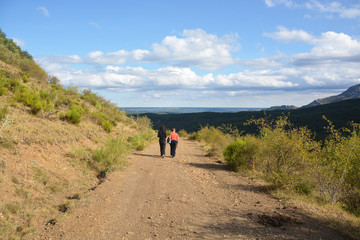 mujeres paseando por un camino de montaña