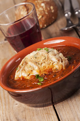 Gulasch mit einem Serviettenknödel