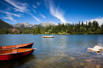 Fototapeta na wymiar Alpine mountain lake