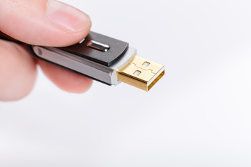 Eine Hand mit einem USB Stick