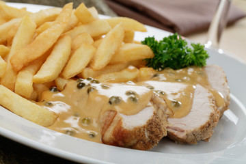 Schweinefiletbraten mit Pfeffersauce, Pommes frites 