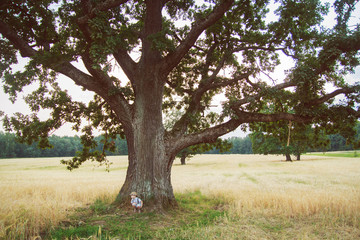 Fototapeta na wymiar kid stands near a tree 
