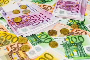 many different euro bills