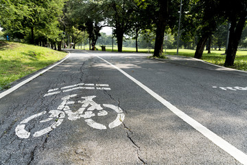 Obraz premium Pathway for bike and cyclists in the park