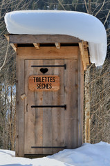 cabine toilettes sèches recouverte de neige