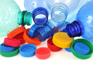 Les bouteilles et bouchons en plastique