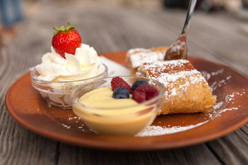 Strudel, panna montata, frutta, crema, rifugi, montagna, ristoranti, agriturismo