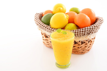 新鮮な果物とジュース